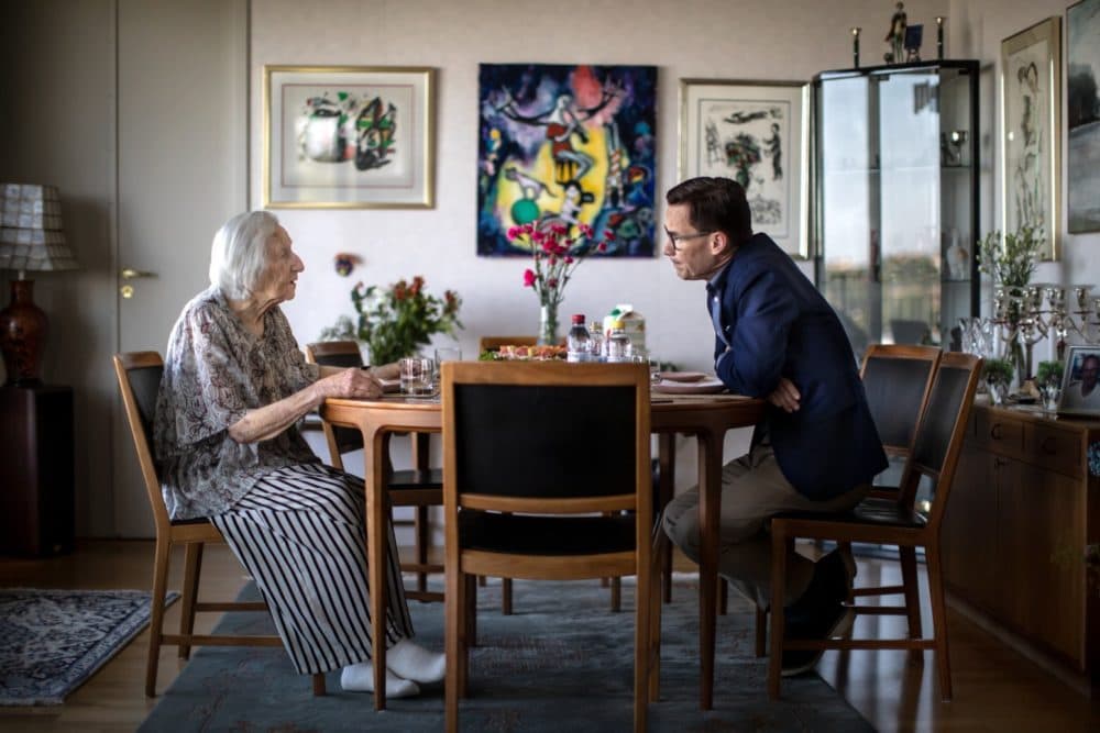 Hédi Fried meets for lunch with Ulf Kristersson, the leader of Sweden's Moderate Party, at her home in 2018. (Paul Hansen/Dangens Nyheter)