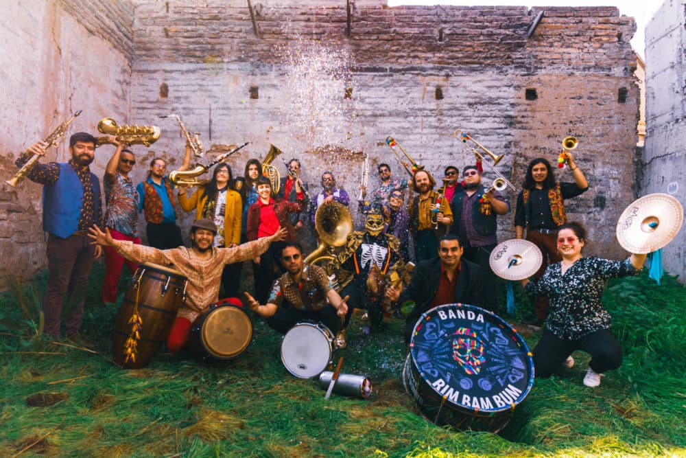 Banda de música chilena trae energía de protesta callejera a Somerville’s Hank!  ceremonia