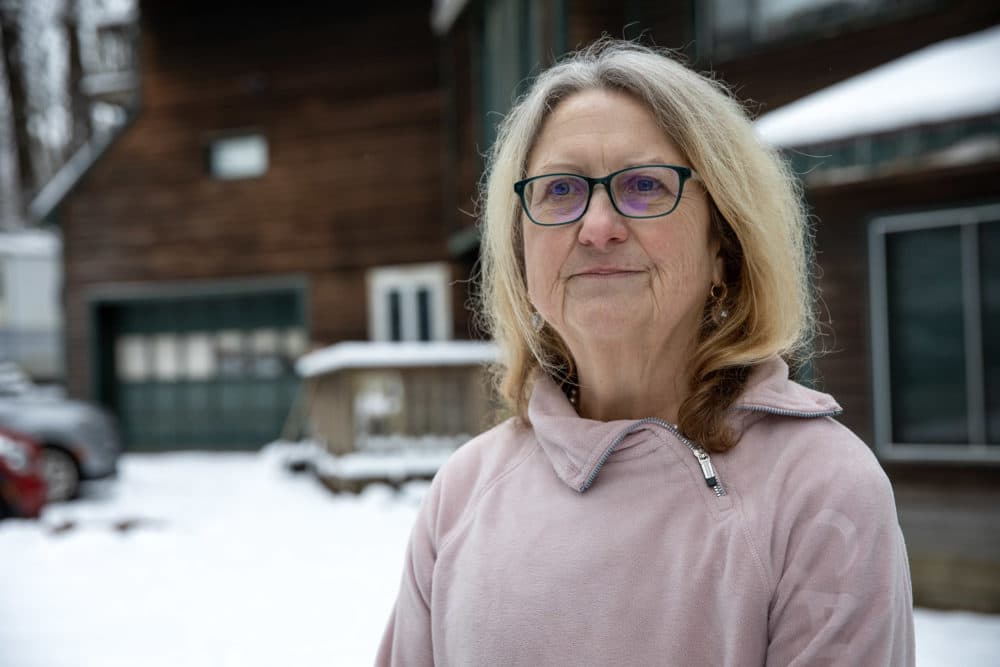 Wendy Thomas em sua casa em Merrimack, New Hampshire.  (Robin Lubbock/WBUR)