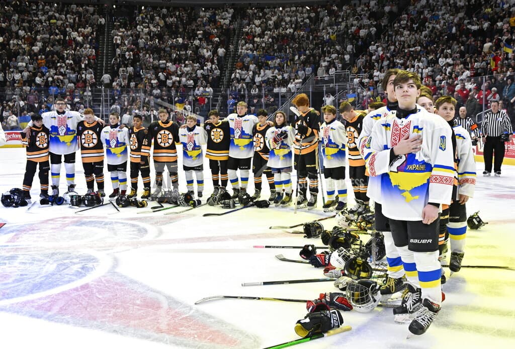 Ukrainians, Junior Bruins celebrate unity arm-in-arm on ice