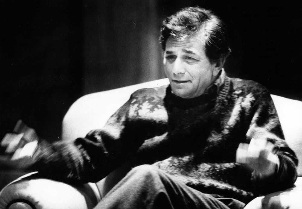 Actor Peter Falk gestures during a 1986 interview with Ed Siegel at the Four Seasons Hotel. (Courtesy Janet Knott/The Boston Globe)