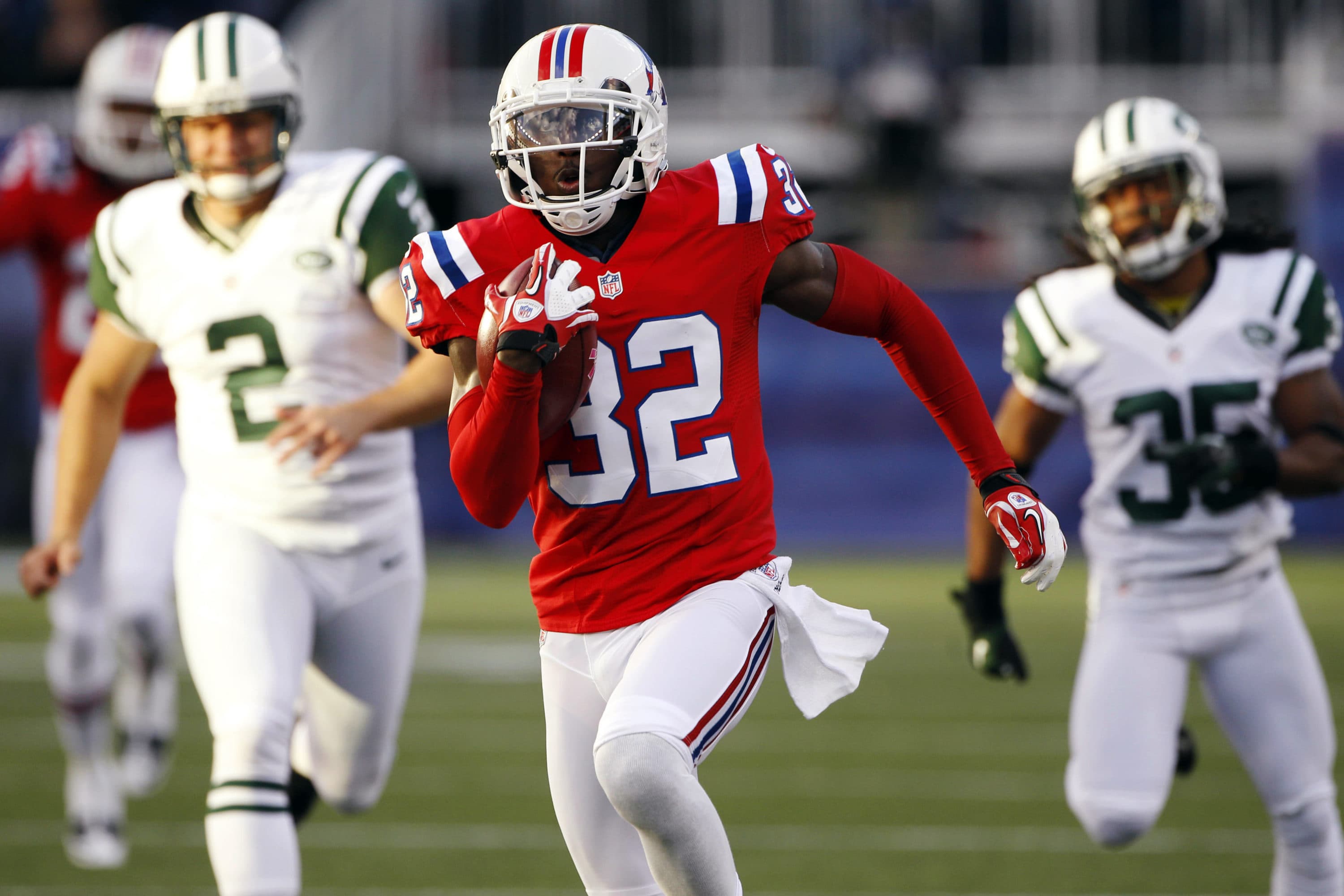 New England Patriots cornerback Devin McCourty (32) returns a kickoff for a touchdown in front of New York Jets kicker Nick Folk (2) and defensive back Isaiah Trufant (35) in the first quarter of an NFL football game in Foxborough, Mass., Sunday, Oct. 21, 2012. (Stephan Savoia/AP)
