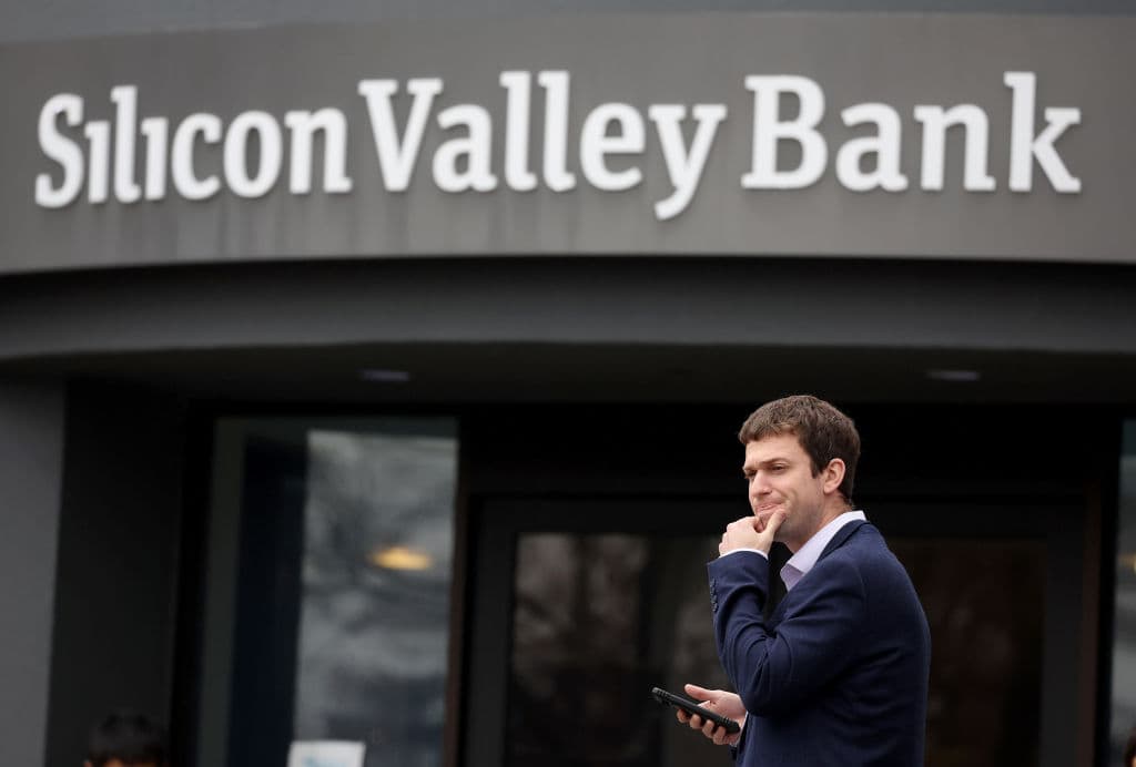 A customer stands outside of a shuttered Silicon Valley Bank (SVB) headquarters on March 10, 2023 in Santa Clara, California. (Justin Sullivan/Getty Images)