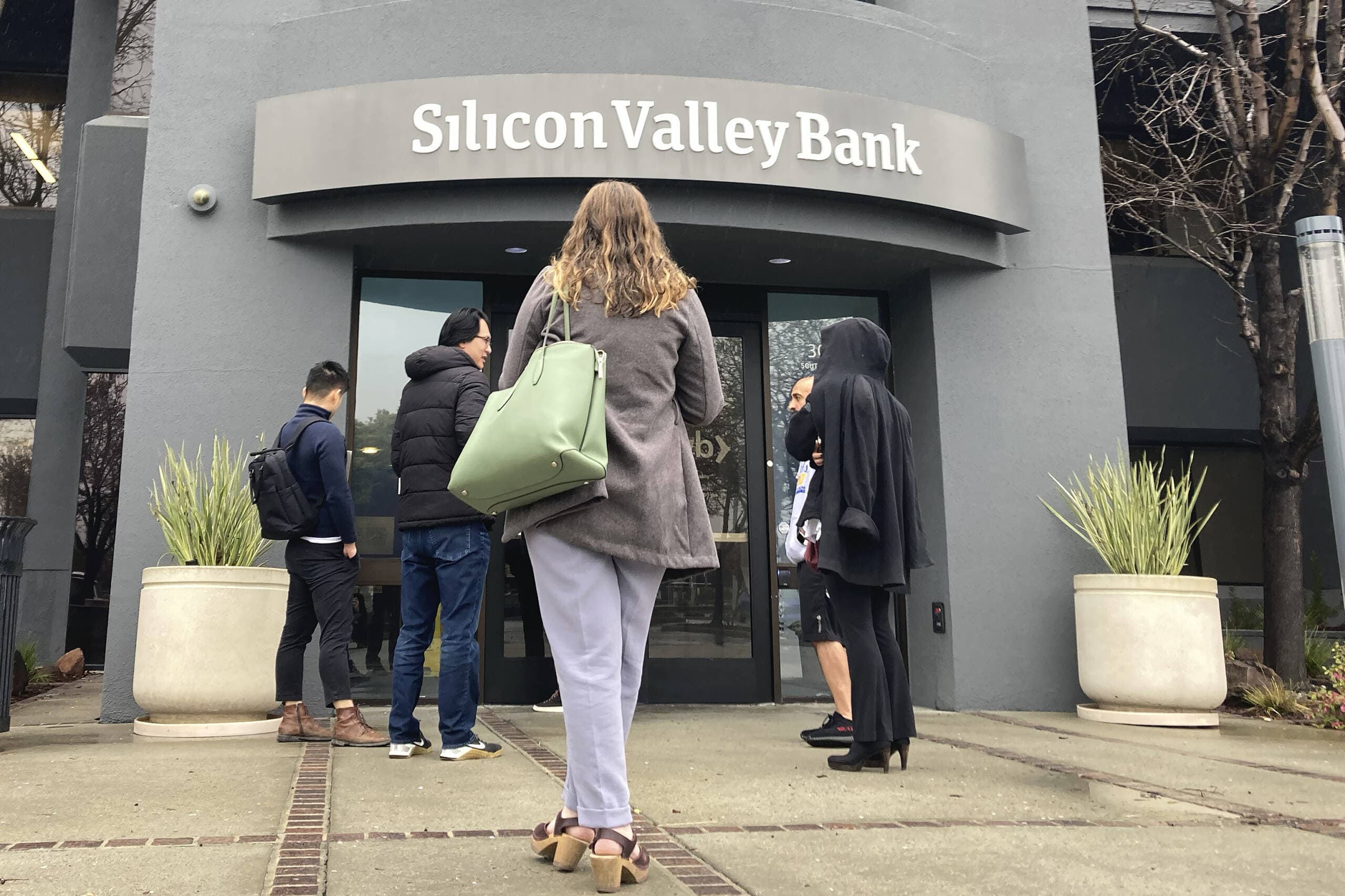 People stand outside a Silicon Valley Bank branch in Santa Clara, Calif., March 10, 2023.
(Jeff Chiu/AP)