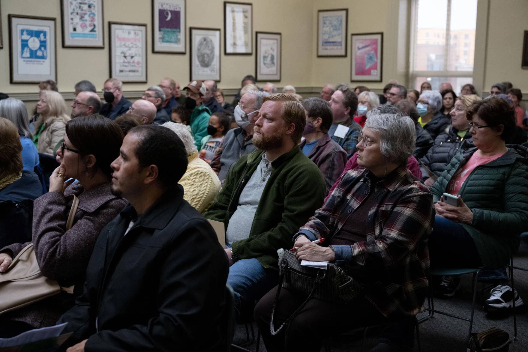Nashua residents attend a meeting about community power on April 5, at City Hall in Nashua, N.H. (Raquel C. Zaldívar/New England News Collaborative)
