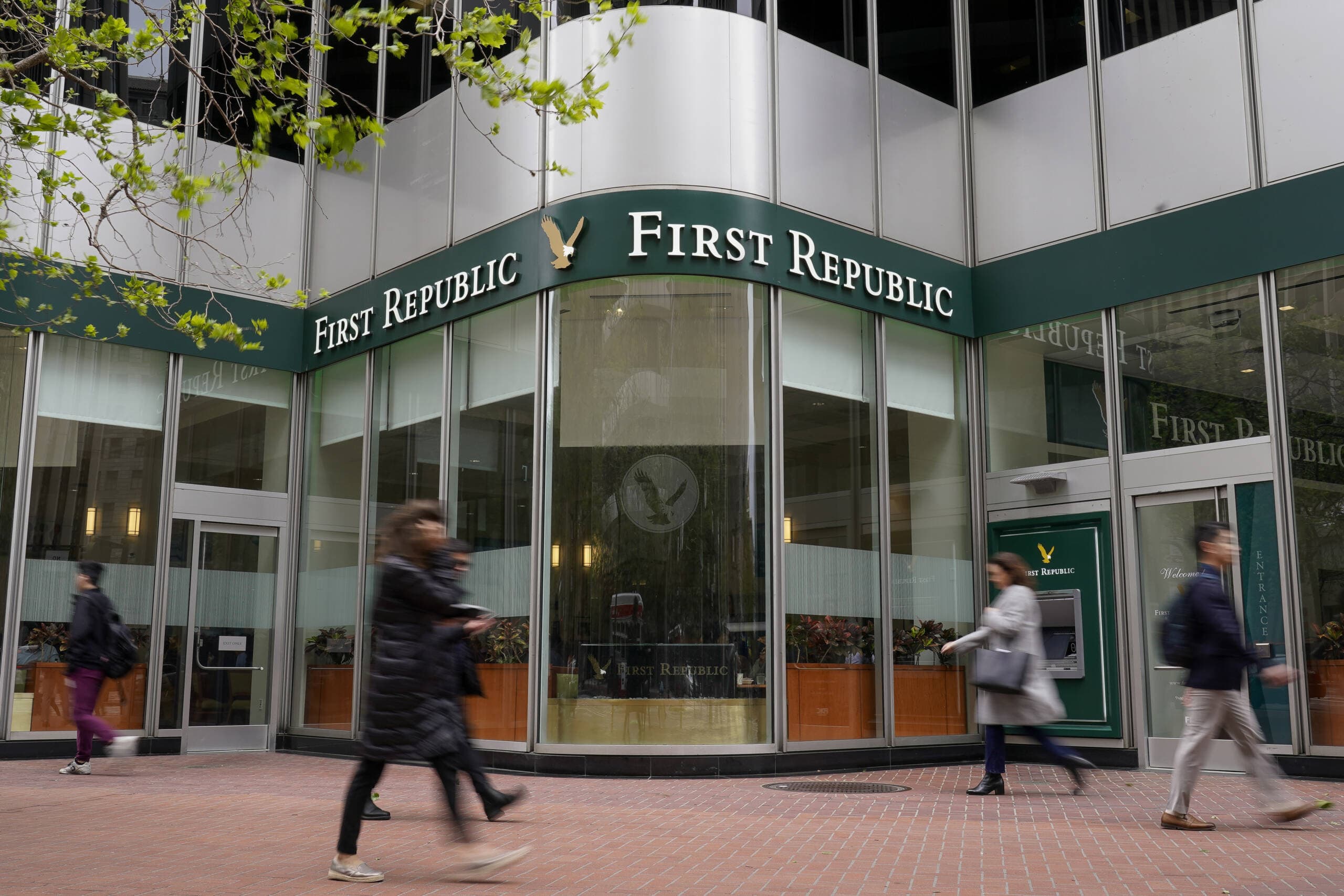 Pedestrians walk past the headquarters of First Republic Bank in San Francisco. (Godofredo A. Vásquez/AP)