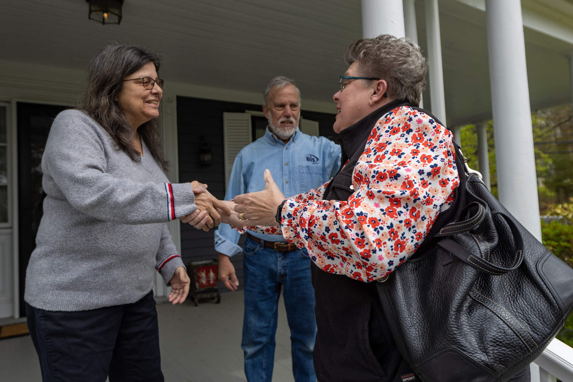 Jan Rohwetter arrives at the home of Donna Savastio and John Shambroom. (Jesse Costa/WBUR)