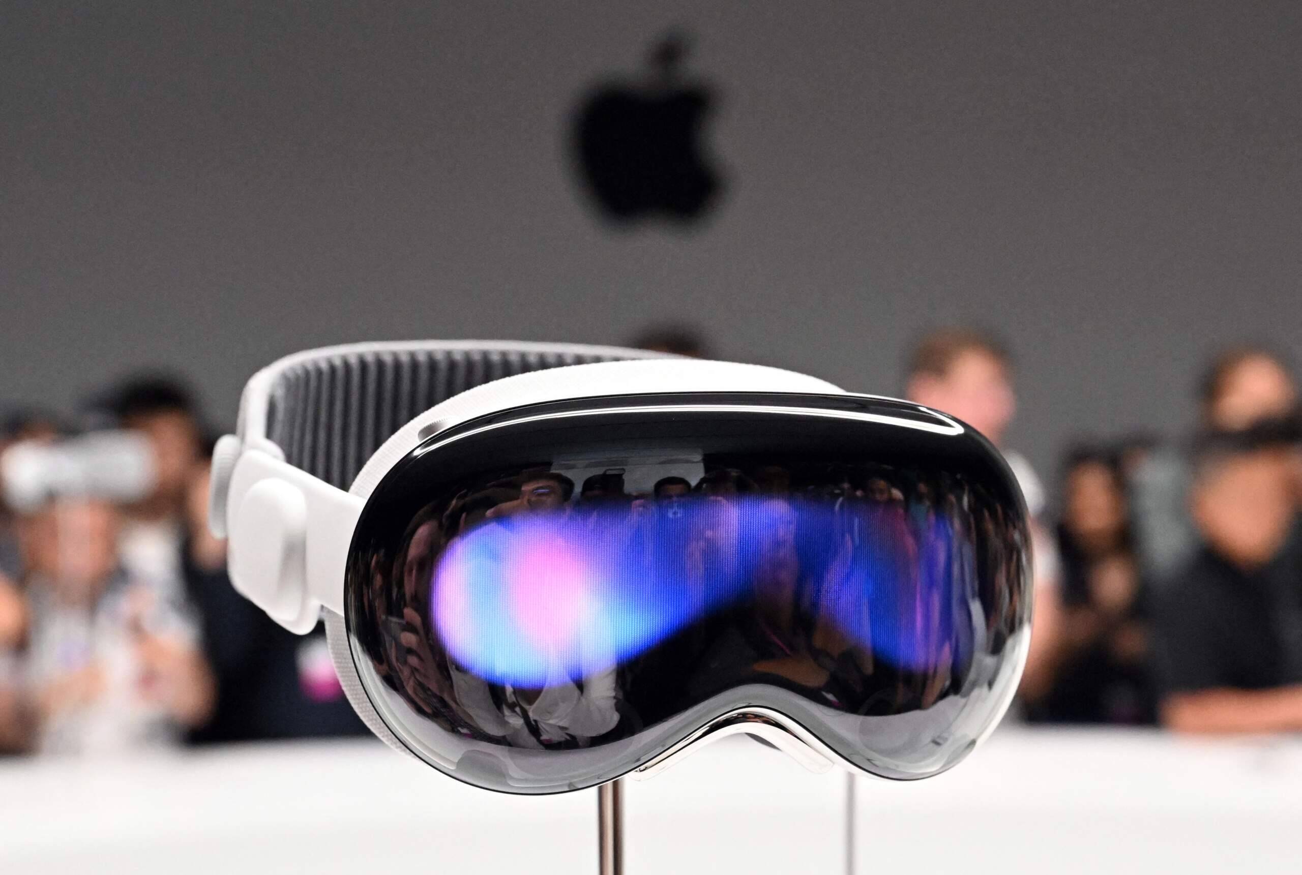 Apple Debuts the Vision Pro, Its VR Headset, at WWDC 2023 - The New York  Times