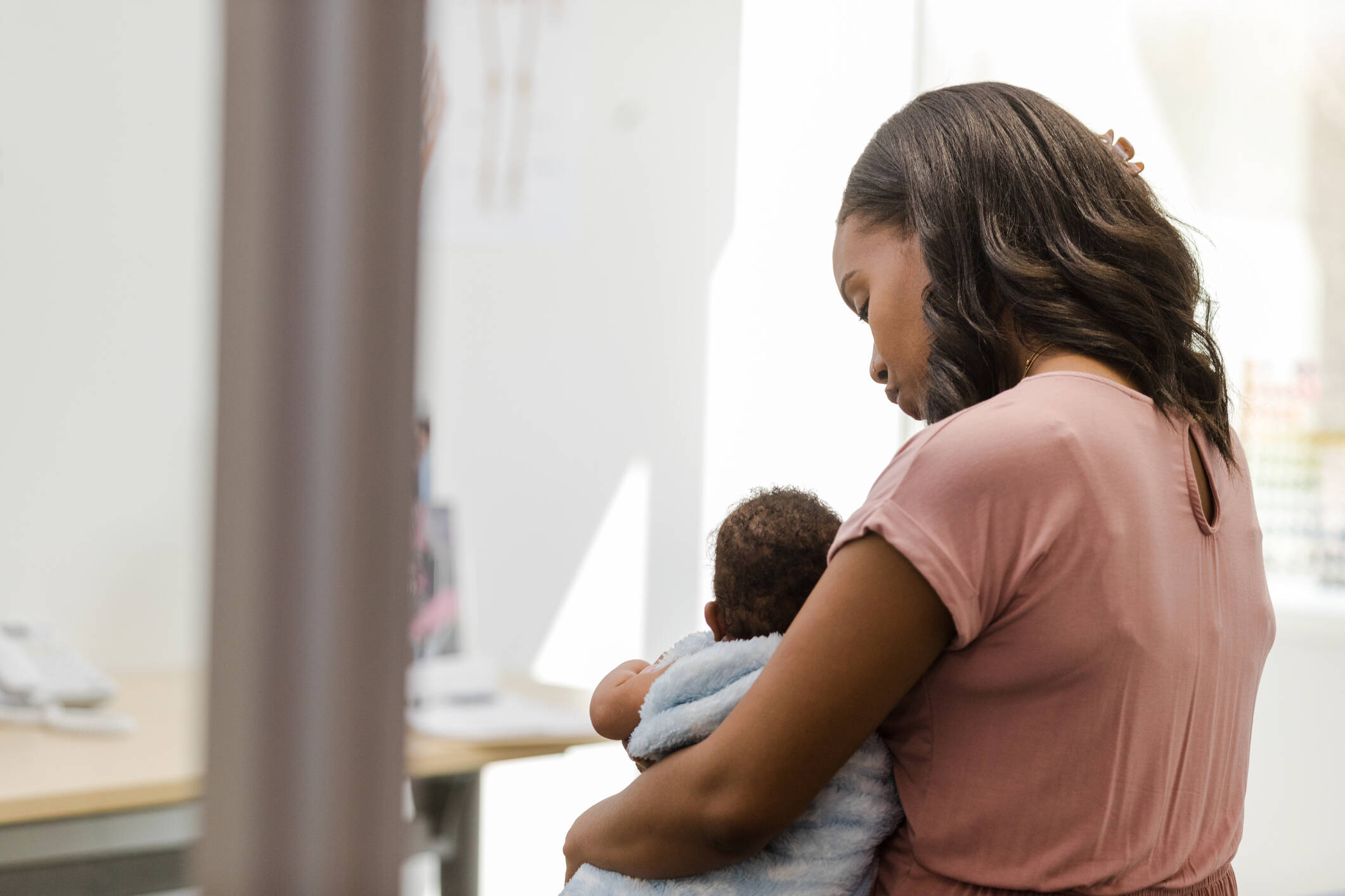 A Black mom and her baby. (Getty Images)