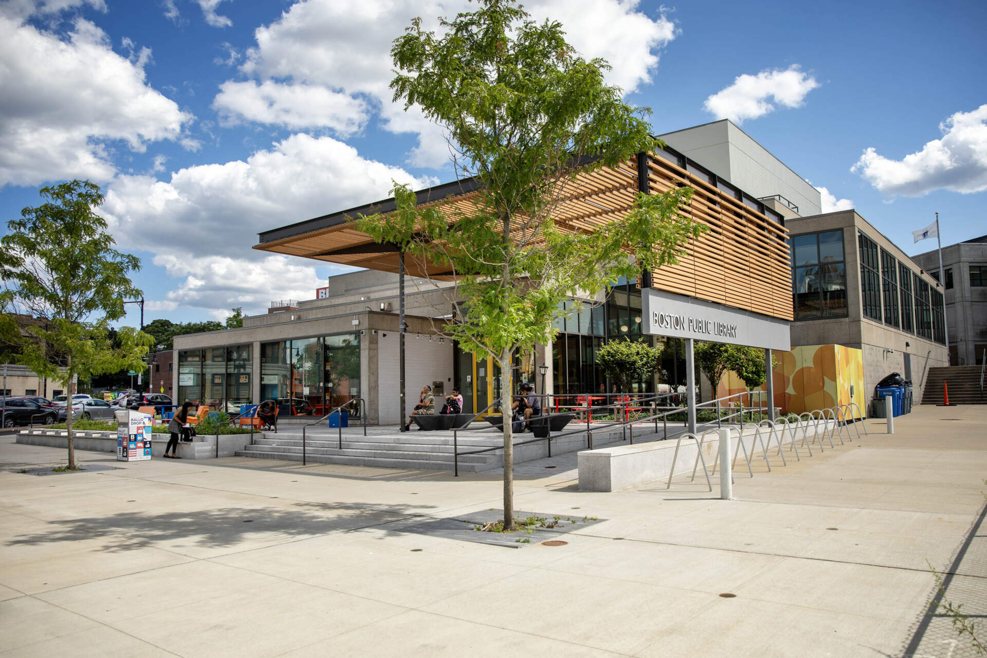 The Boston Public Library branch in Roxbury. (Robin Lubbock/WBUR)