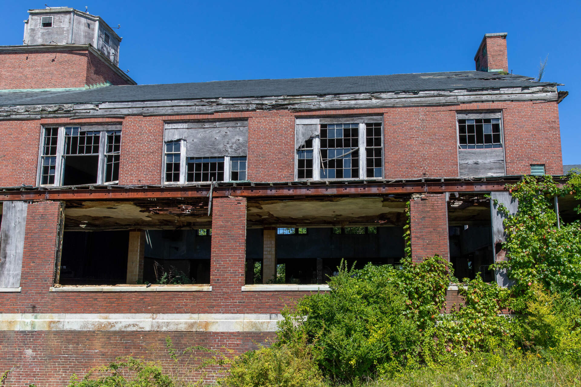 There are broken windows along one of the buildings on the former Long Island recovery campus. (Mayor’s Office Photo by Mike Mejia)
