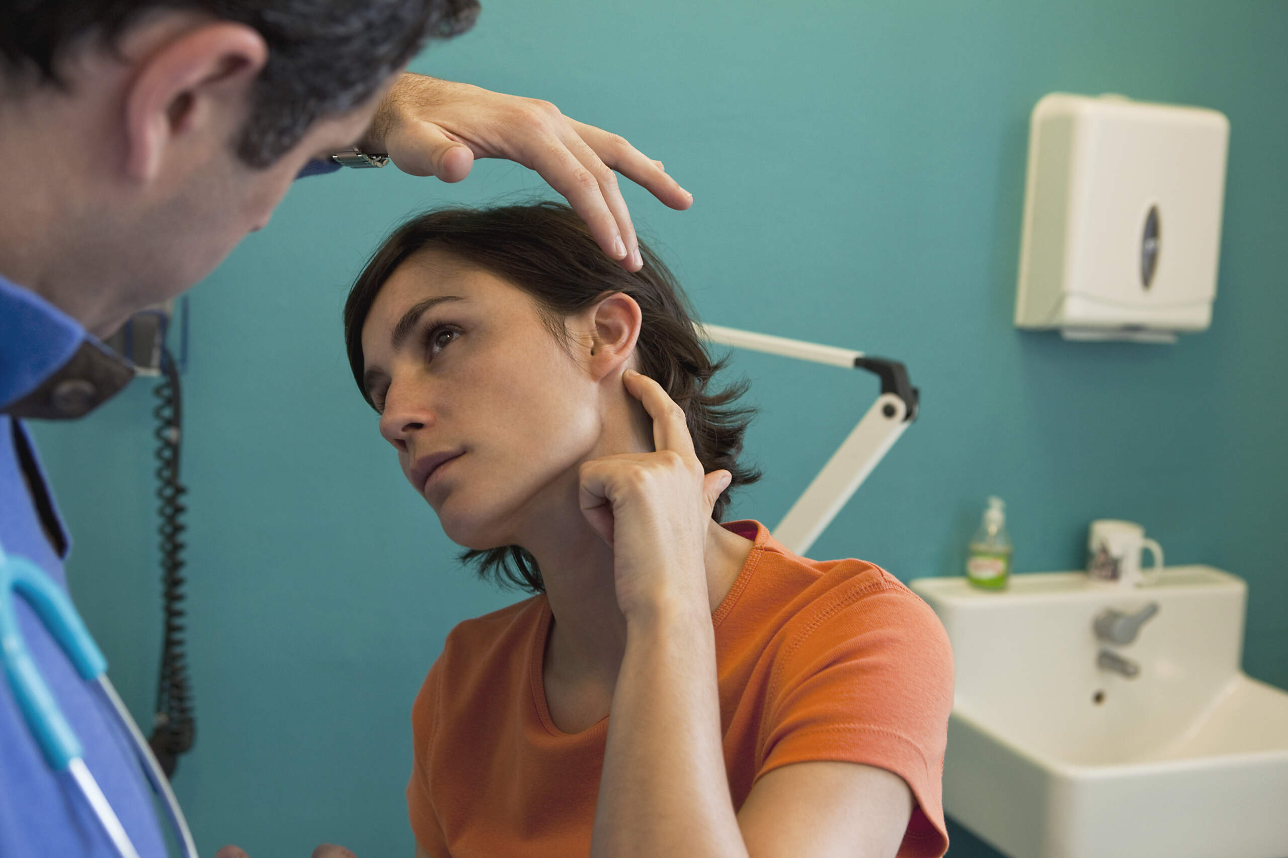 A doctor checks a patient's ear pain. (Getty Images)