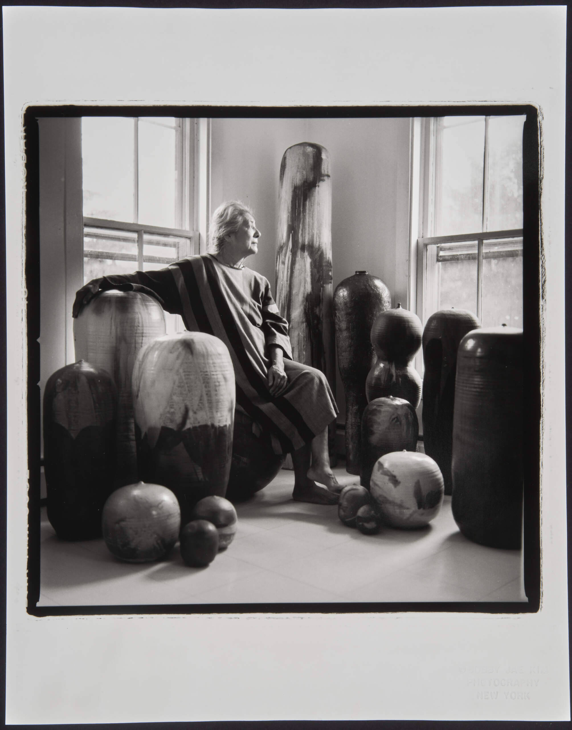 Bobby Jae Kim, "Toshiko Takaezu," 1997. (Courtesy Montreal Museum of Fine Arts, Liliane and David M. Stewart Collection, gift of Bobby Jae Kim; Bobby J. Kim; Museum of Fine Arts, Boston)