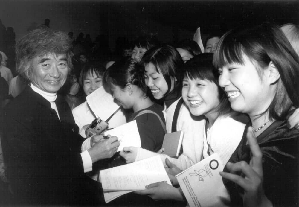 Seiji Ozawa signing autographs in 1999. (Courtesy Miro Vintoniv/BSO)