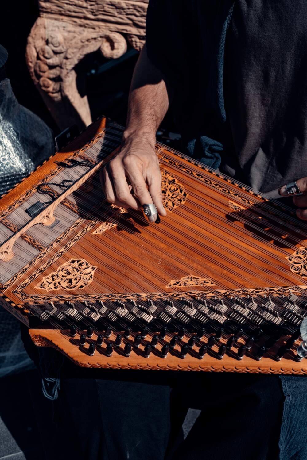 The qanun is related to the psaltery, dulcimer and zither. (Courtesy of Çağın KARGI)