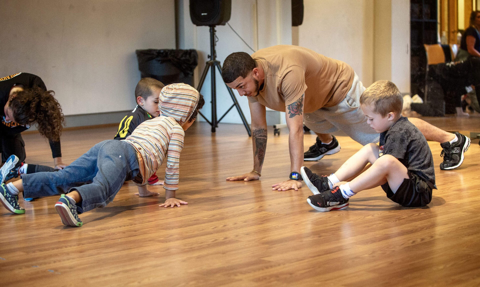 Alex Diaz enseigne aux élèves de son cours Floor Lords Breakdance for Kids.  (Robin Lubbock/WBUR)