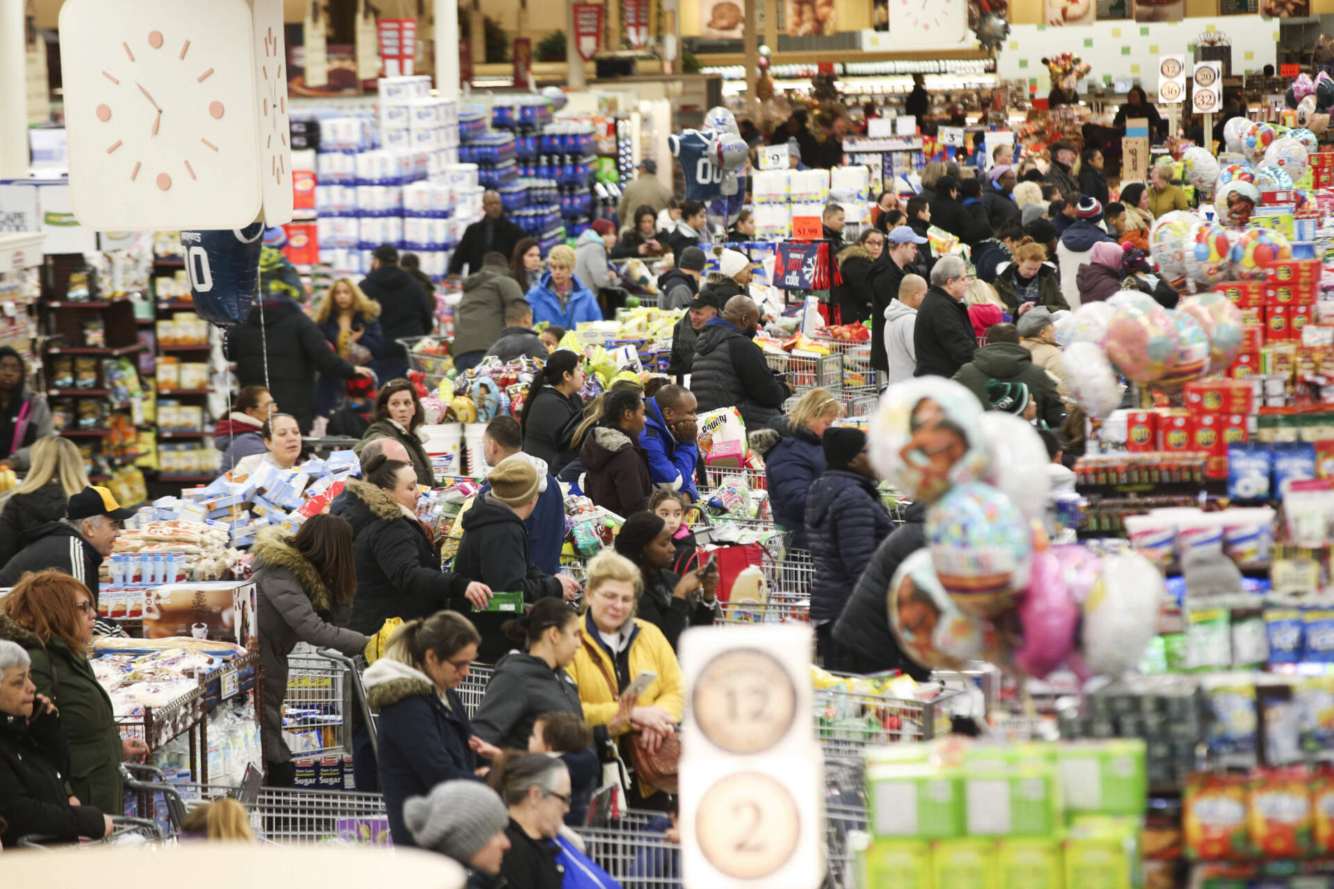 Shoppers stock up at the Chelsea Market Basket. (Nicolaus Czarnecki/MediaNews Group/Boston Herald via Getty Images)