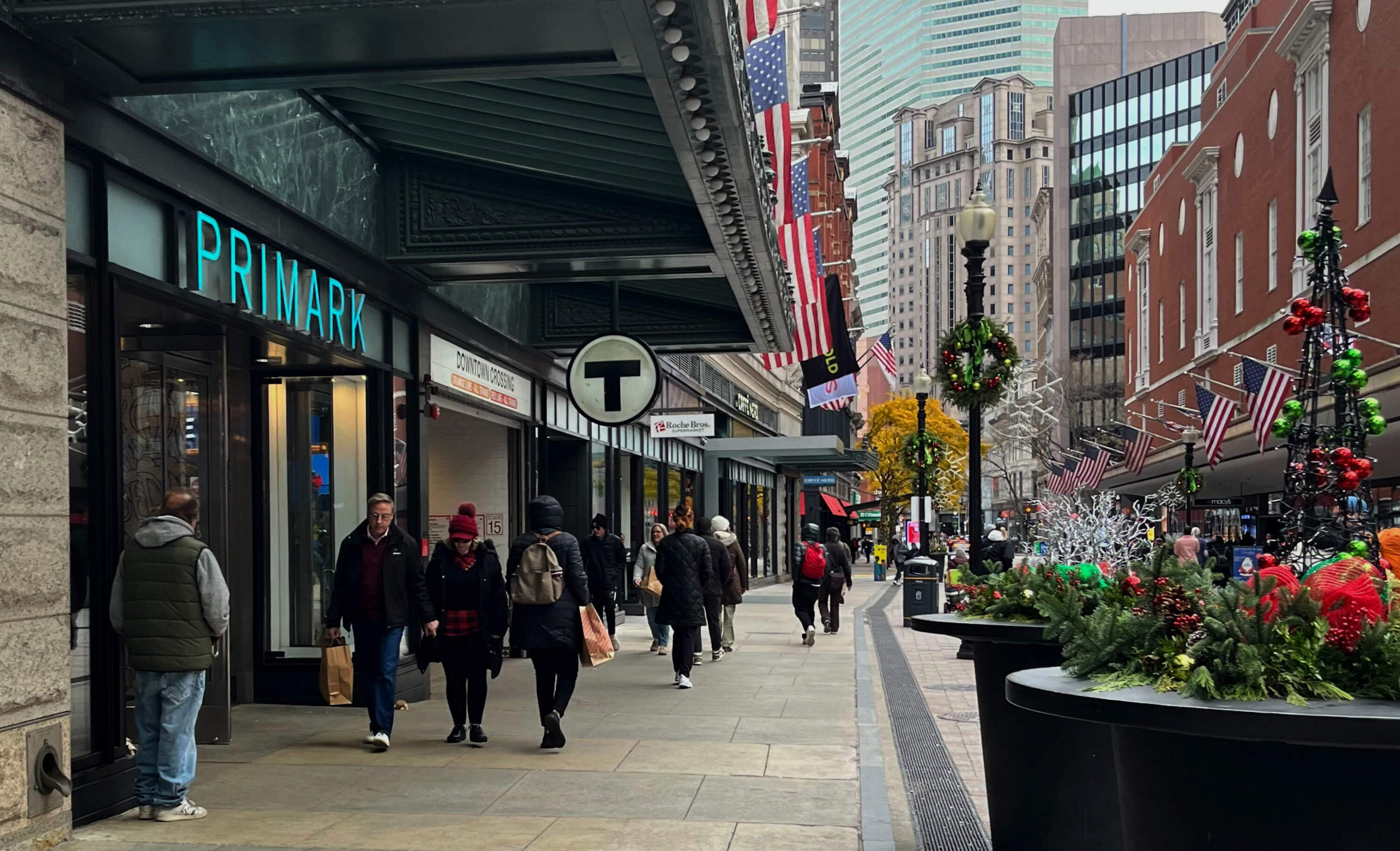 A mellow holiday shopping vibe in Boston, as online sales surge nationally
