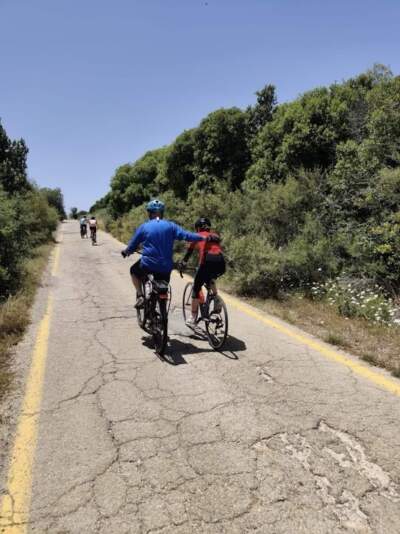 Guy Ben-Aharon (left) and Eman Ansari (right) biking together. (Image courtesy of Zahi Ben Gigi)