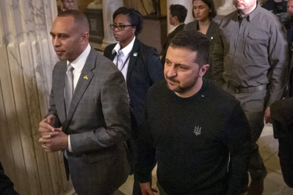 House Minority Leader Hakeem Jeffries of N.Y., left, and Ukrainian President Volodymyr Zelenskyy walk to a meeting at the Capitol. (Mark Schiefelbein/AP)