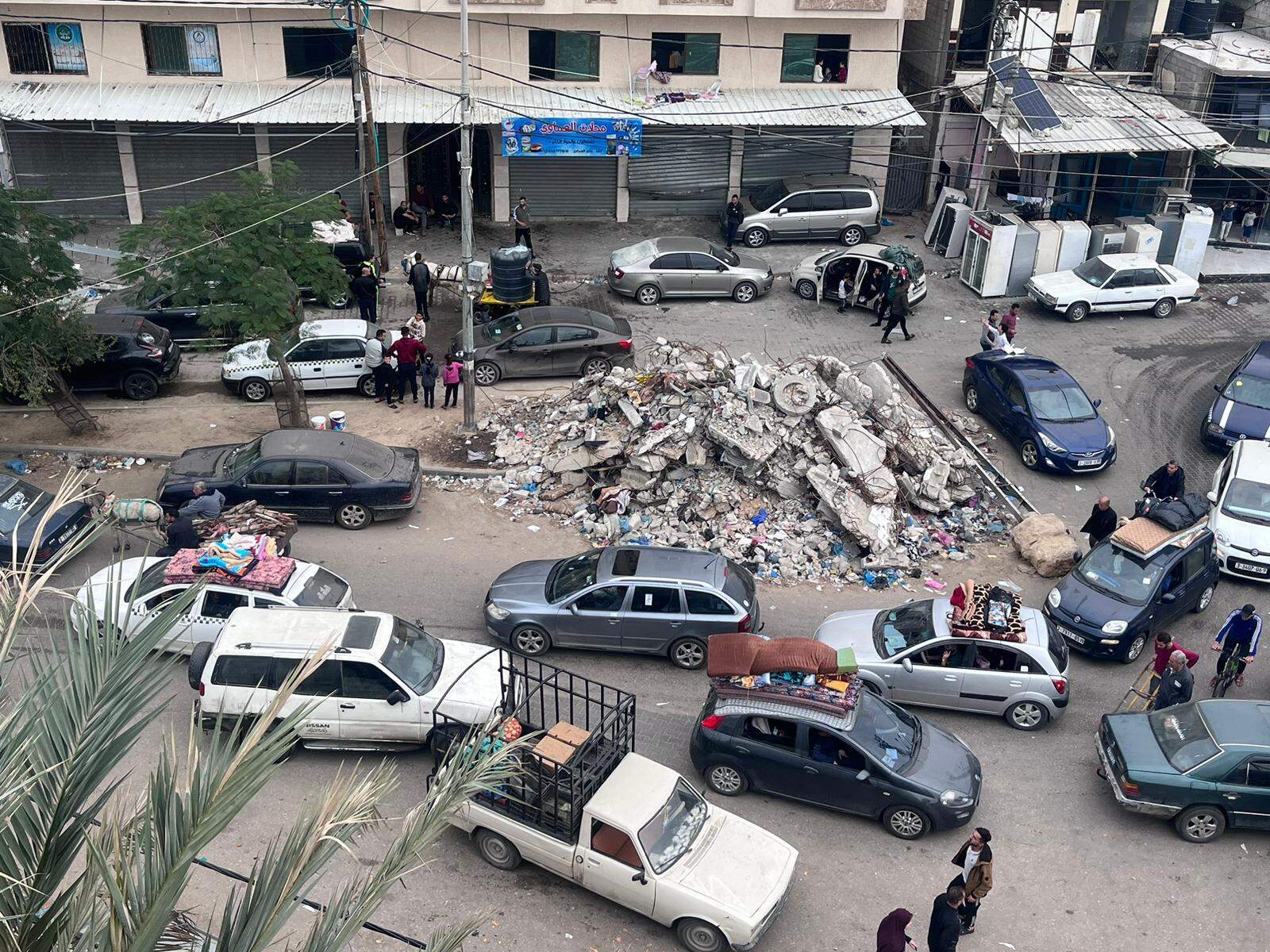 Displaced Gaza residents streaming into Rafah. (Courtesy of Shahd Safi)