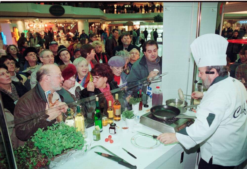 Gastronomy is a big part of Montréal en Lumière. Revelers line up to sample sample dishes from local and visiting chefs. (Courtesy Montréal en Lumière.)