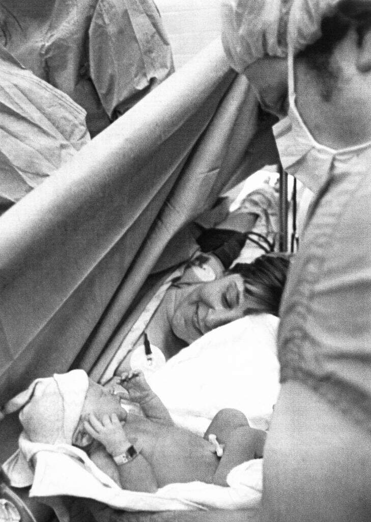 Judith Carr gets a first glimpse at her newborn baby girl, Elizabeth. (Bettmann Archive/Getty Images)