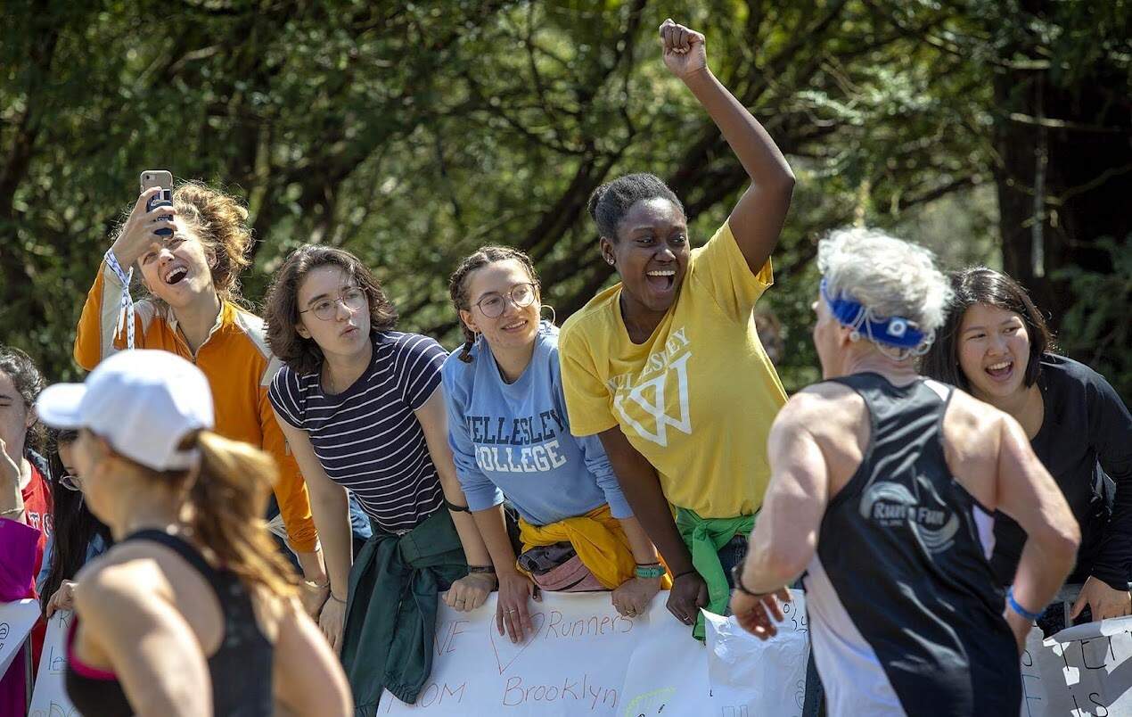 Welleseley students cheer on the runners as they pass through the “scream tunnel.” (Robin Lubbock/WBUR)