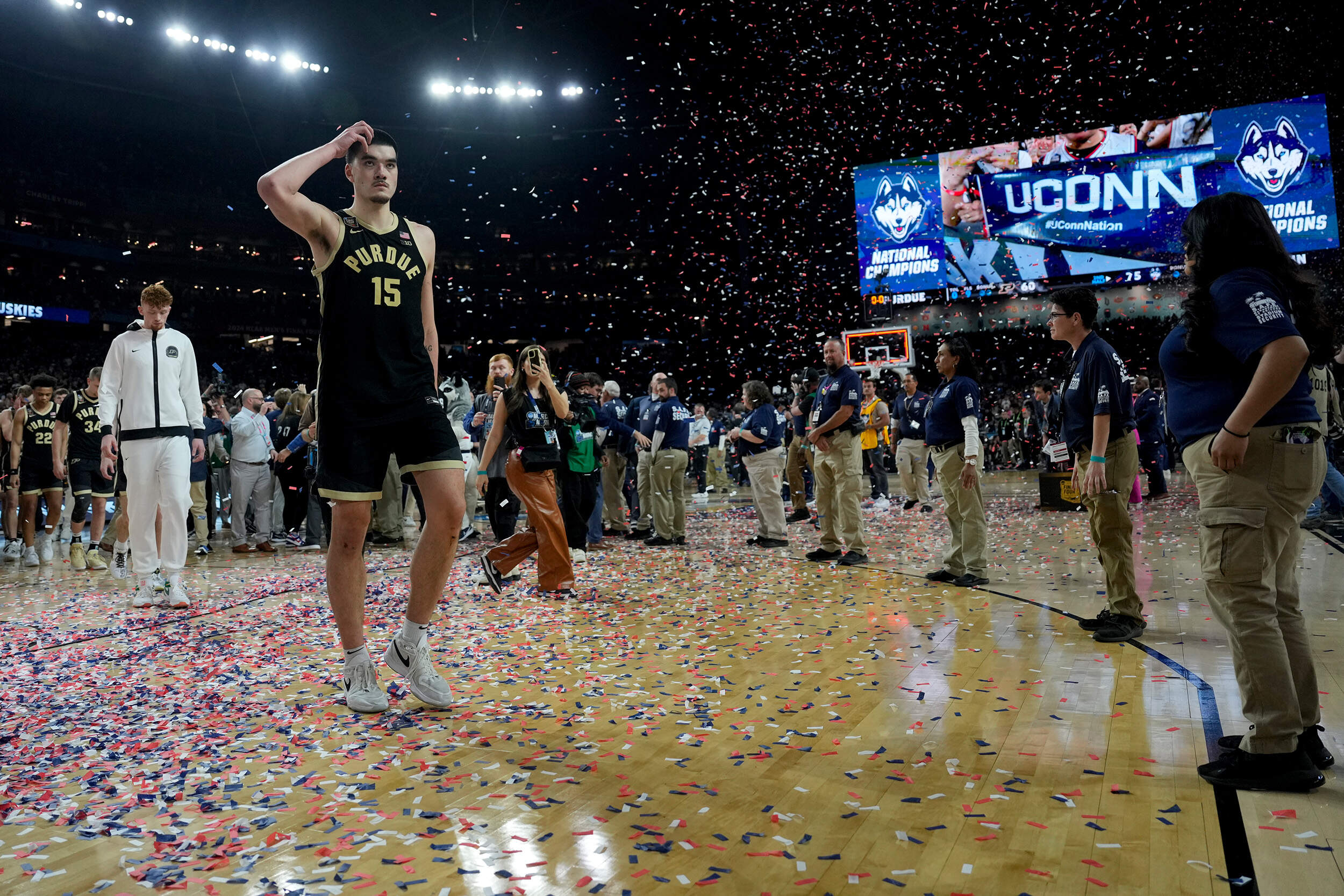 Purdue center Zach Edey (15) leaves the courier their loss against UConn. (David J. Phillip/AP)