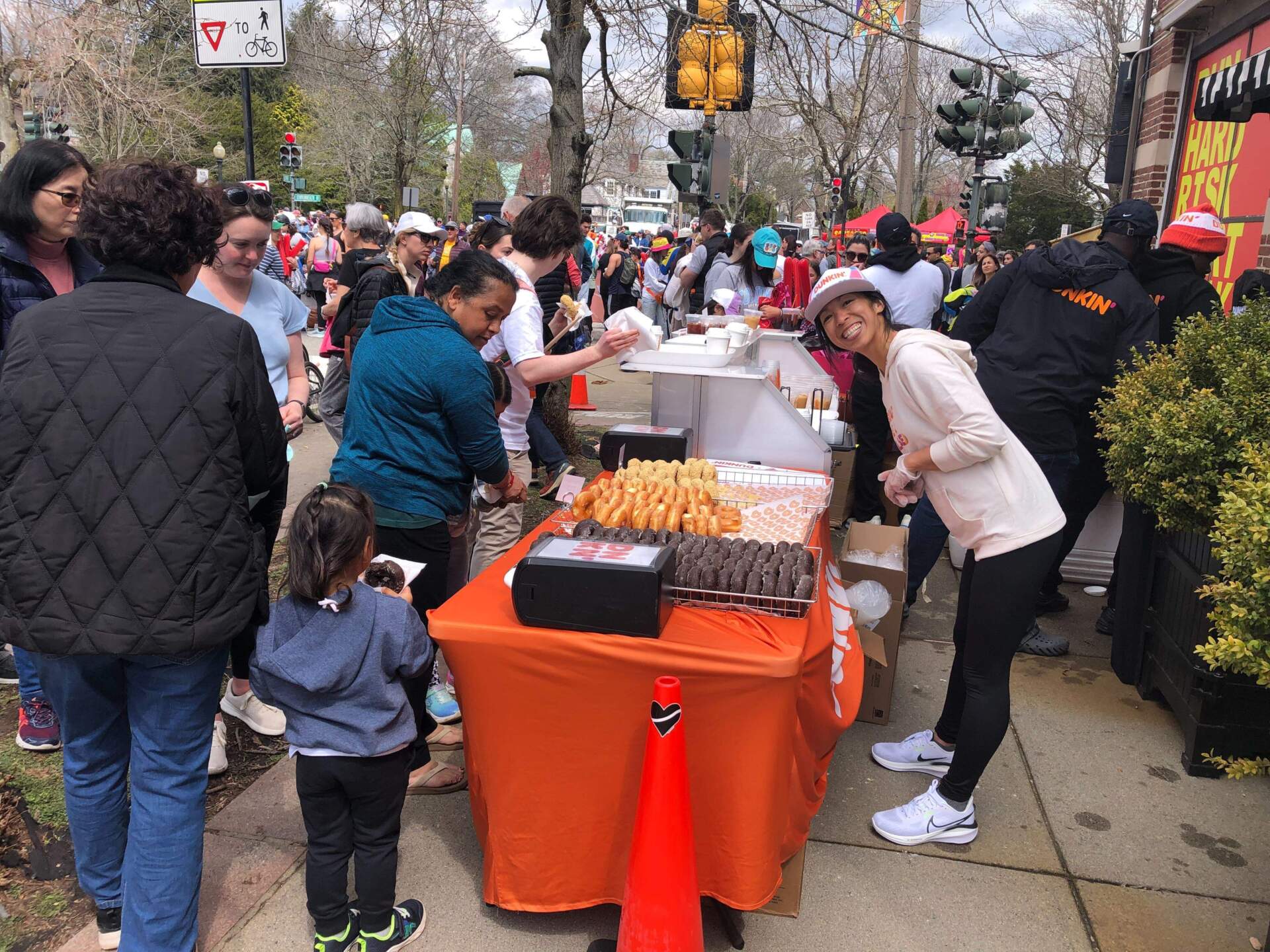 Volunteers hand out coffee and doughnuts along the sidelines. (Martha Bebinger/WBUR)