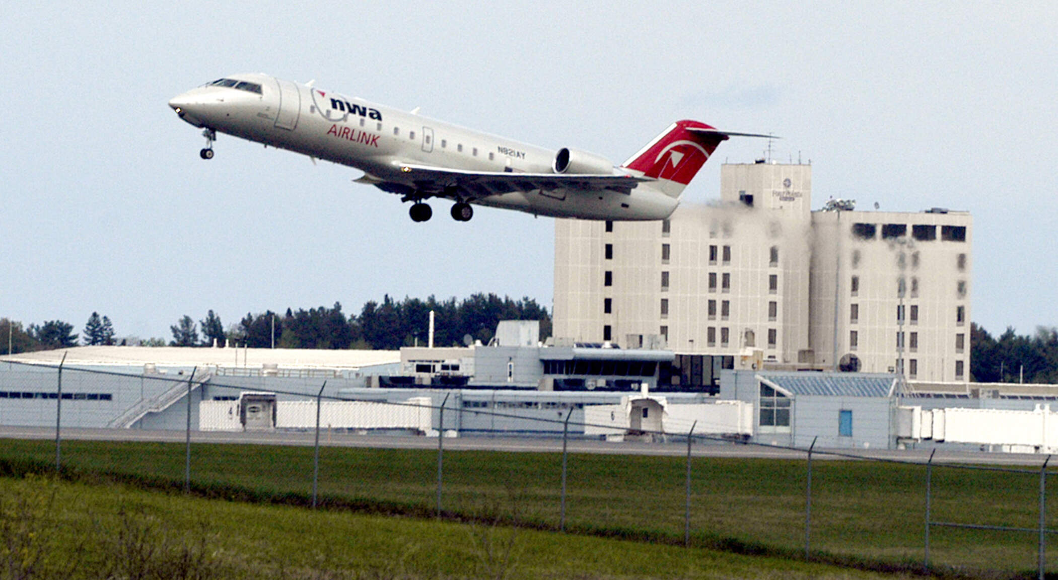 Bangor airport in Maine to close its runways repeatedly over next 3 weeks for paving
