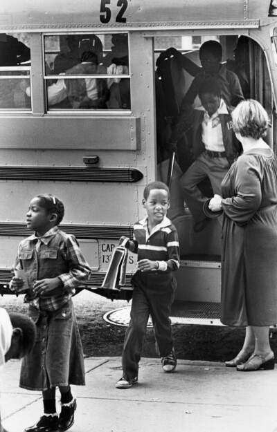 Students arrive by school bus at the Eliot School in 1979.(Ulrike Welsch/The Boston Globe via Getty Images)