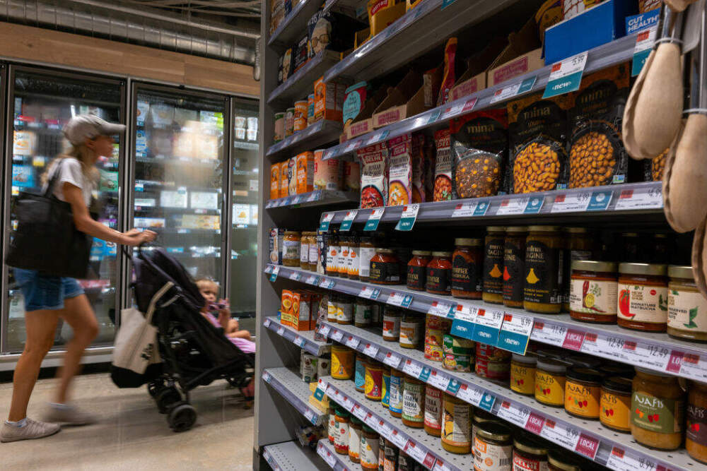 People shop at a grocery store on August 14, 2024 in New York City. (Spencer Platt/Getty Images)
