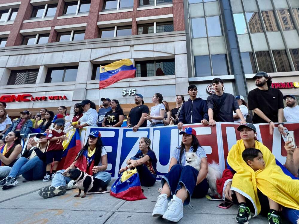 A recent action near Copley Square, at the former site of the Venezuelan consulate in Boston. Diplomatic relations with Venezuela have been broken since 2019. (Rosanna Marinelli/El Planeta)