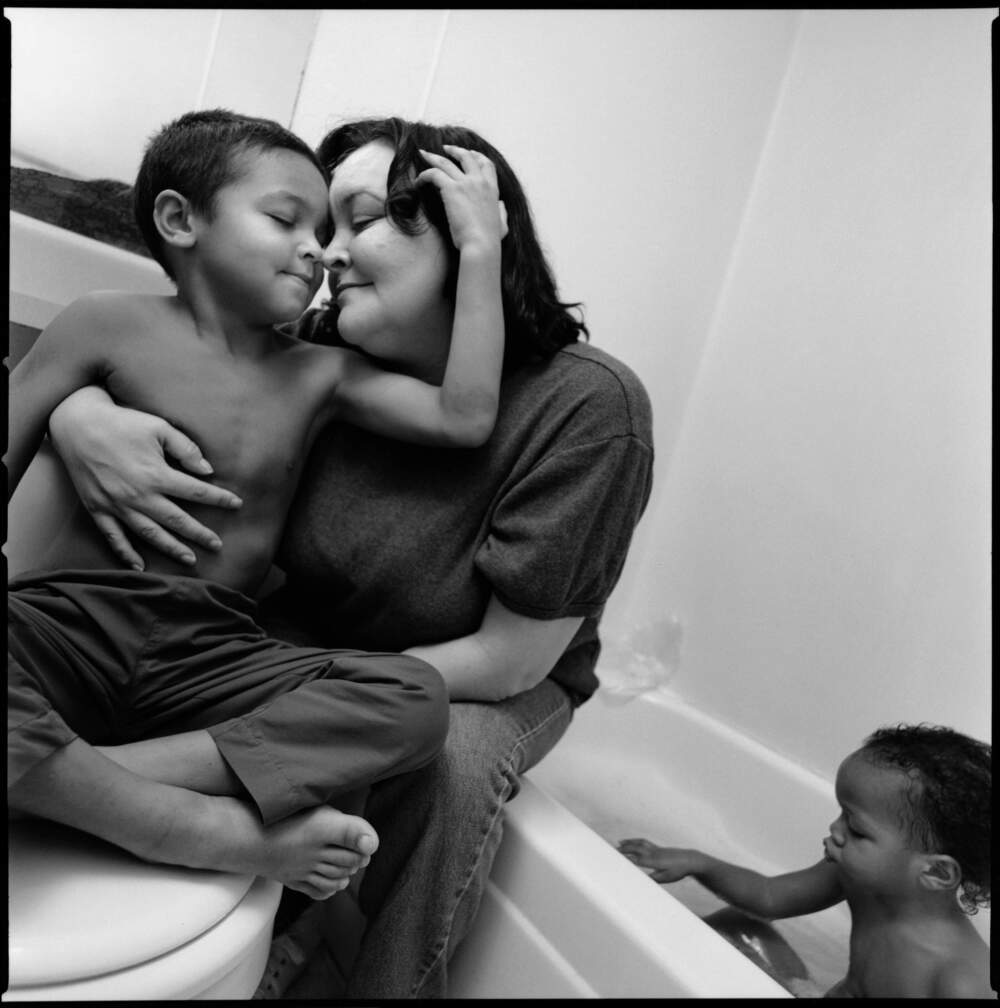 Mary Ellen Mark, "Erin in the bathroom with Rayshon and E’Mari," 2003. (Courtesy The Mary Ellen Mark Foundation/Howard Greenberg Gallery)