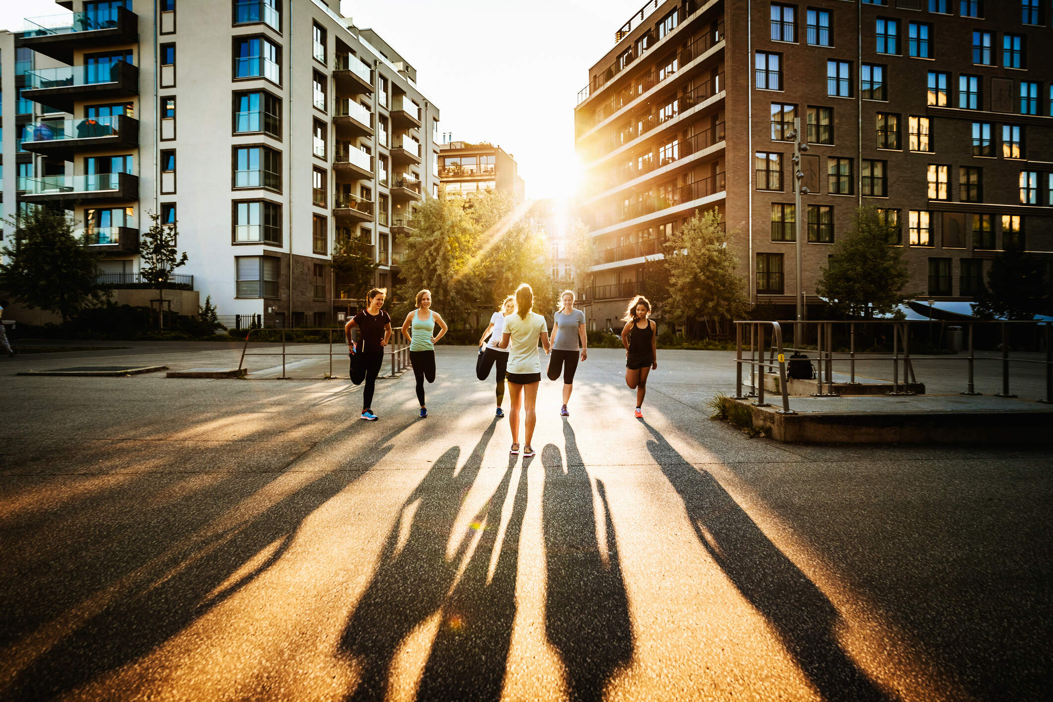 A fitness instructor talking to her class outdoors in the city. (Getty Images)