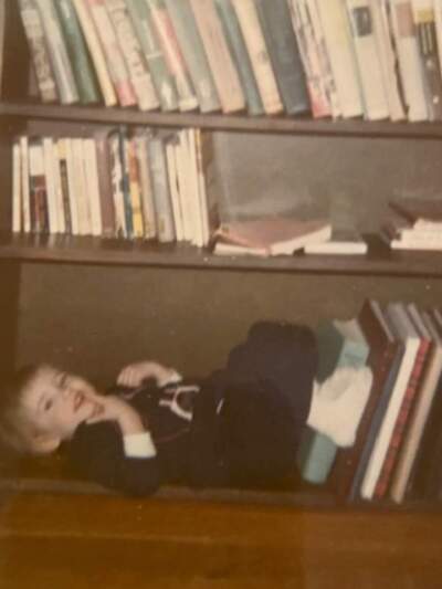 The author, playing in her family's bookshelves in 1973. (Courtesy Laura McTaggart)