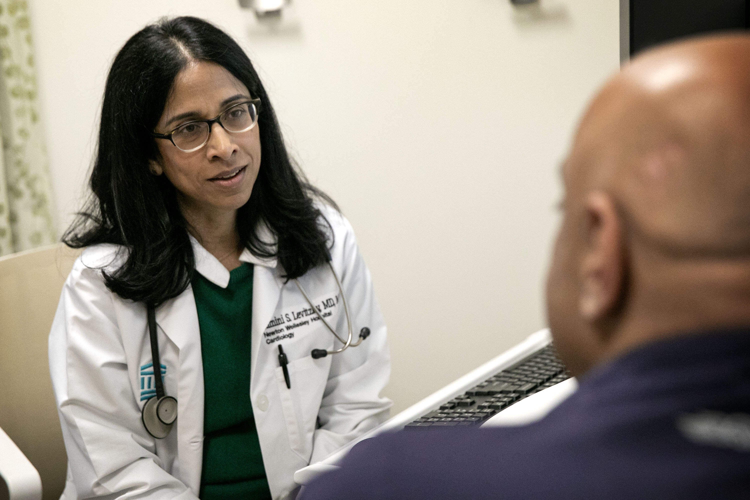 Dr. Yamini Levitzky talks with a patient at Newton-Wellesley Hospital's South Asian Heart Health and Nutrition Program. (Robin Lubbock/WBUR)