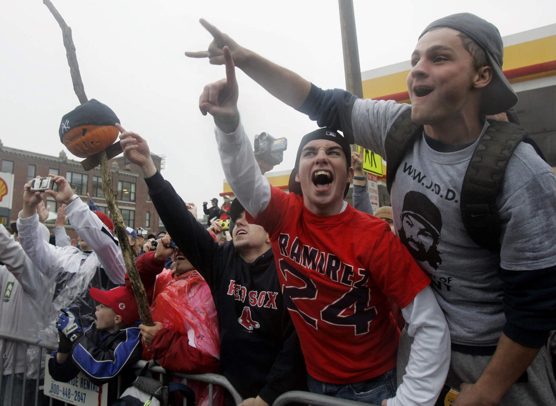 Boston Red Sox fans cheer as the parade of duck boats ride along Boylston Street during the Red Sox World Series Championship parade in Boston, Saturday, Oct 30, 2004. (Elise Amendola/AP)