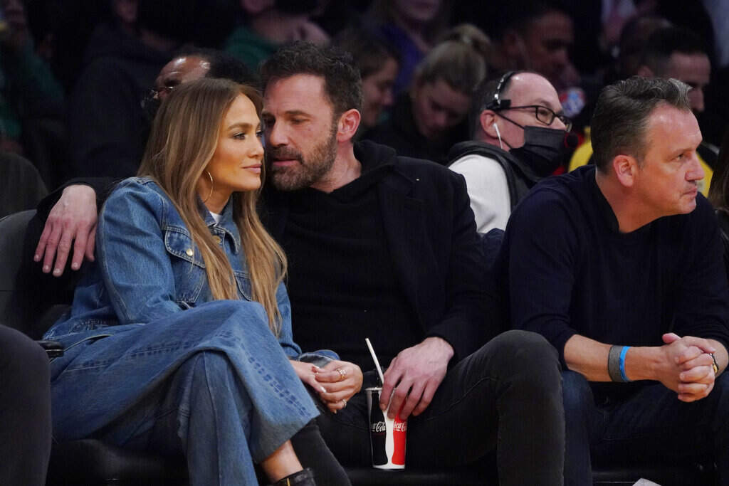 Jennifer Lopez and Ben Affleck attend an NBA game. (Marcio Jose Sanchez/AP)