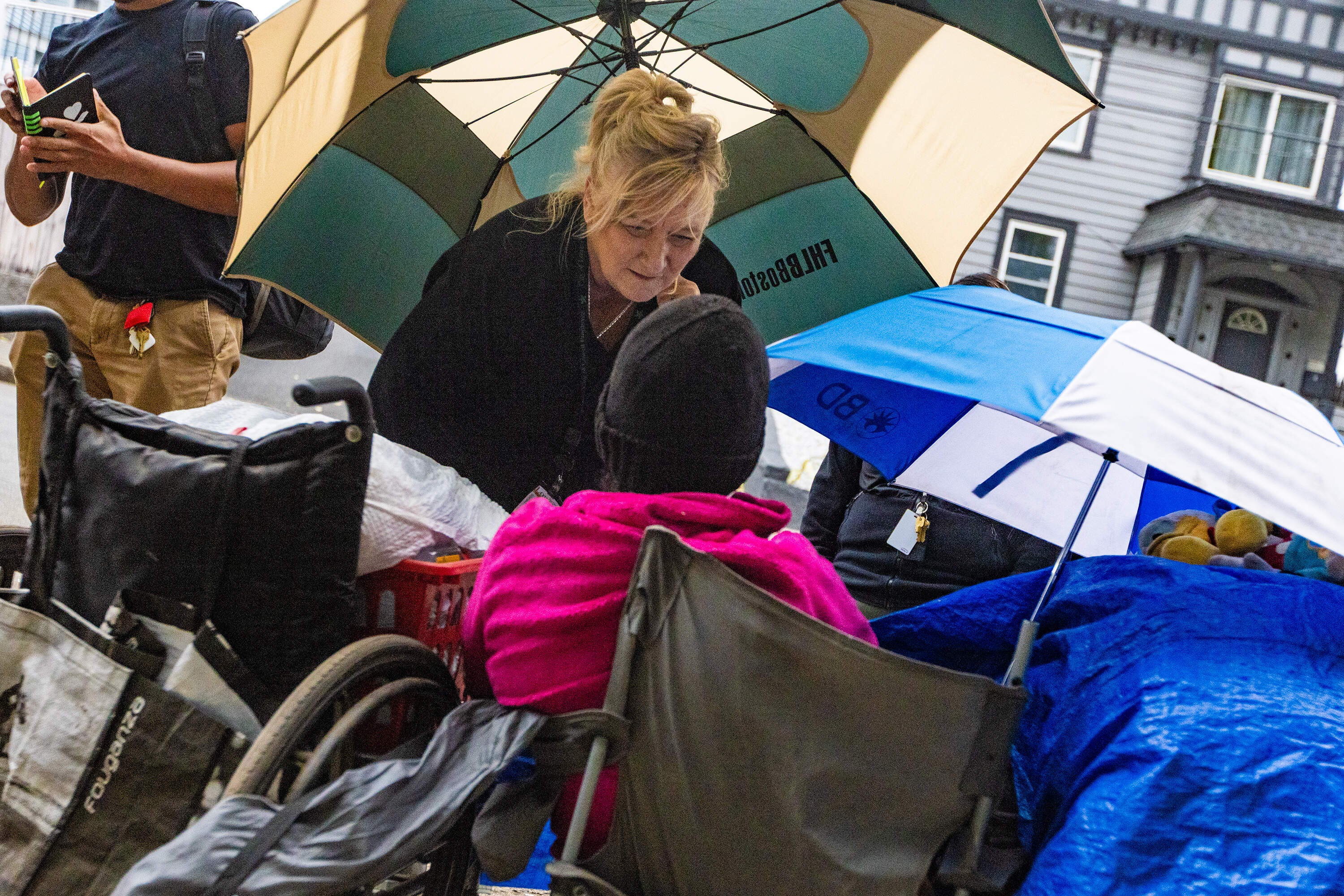 Lowell's director of homelessness initiatives, Maura Fitzpatrick, speaks with Jessica Morasse, who has been staying at South Common, to offer her the option to enter a detox program. (Jesse Costa/WBUR)