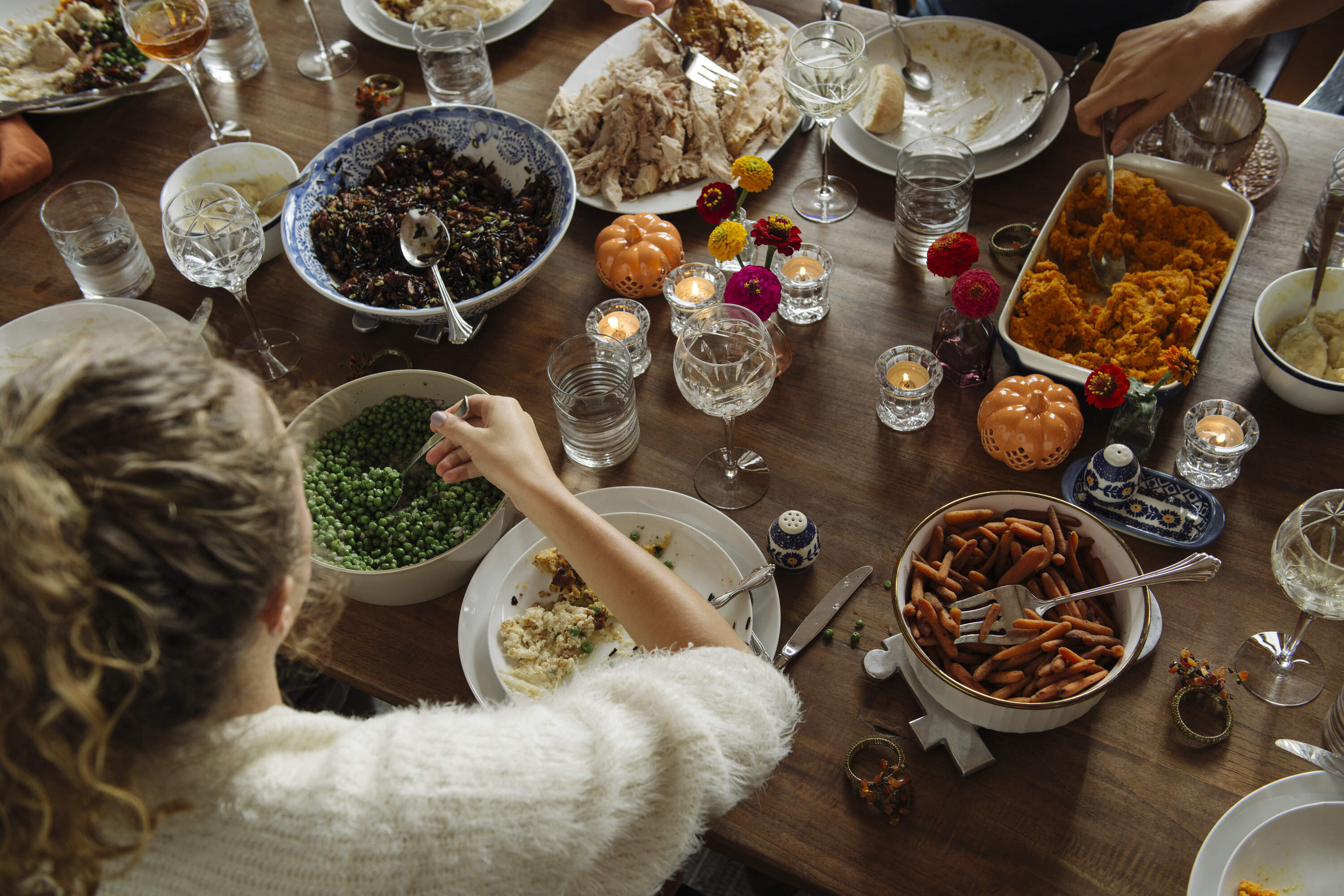 A family eats Thanksgiving dinner. (The Good Brigade/Getty Images)