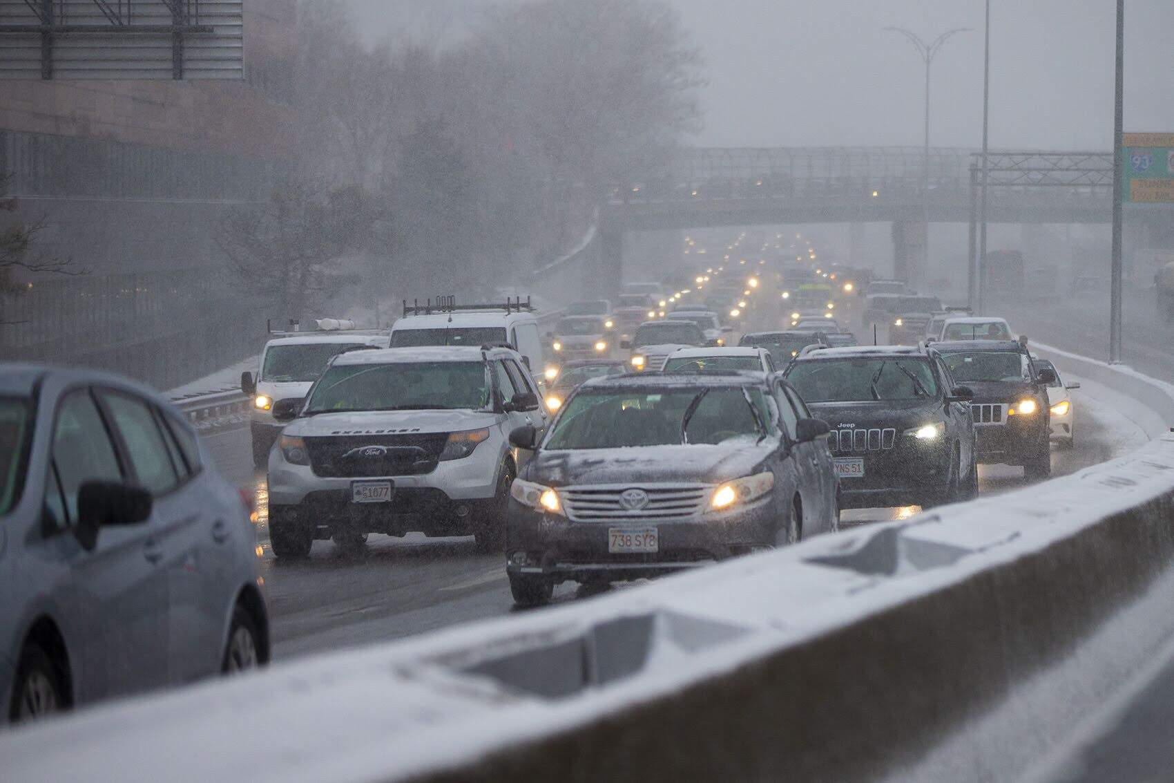Commuters on I-93 southbound heading out of Boston as snow falls in 2019. (Jesse Costa/WBUR)