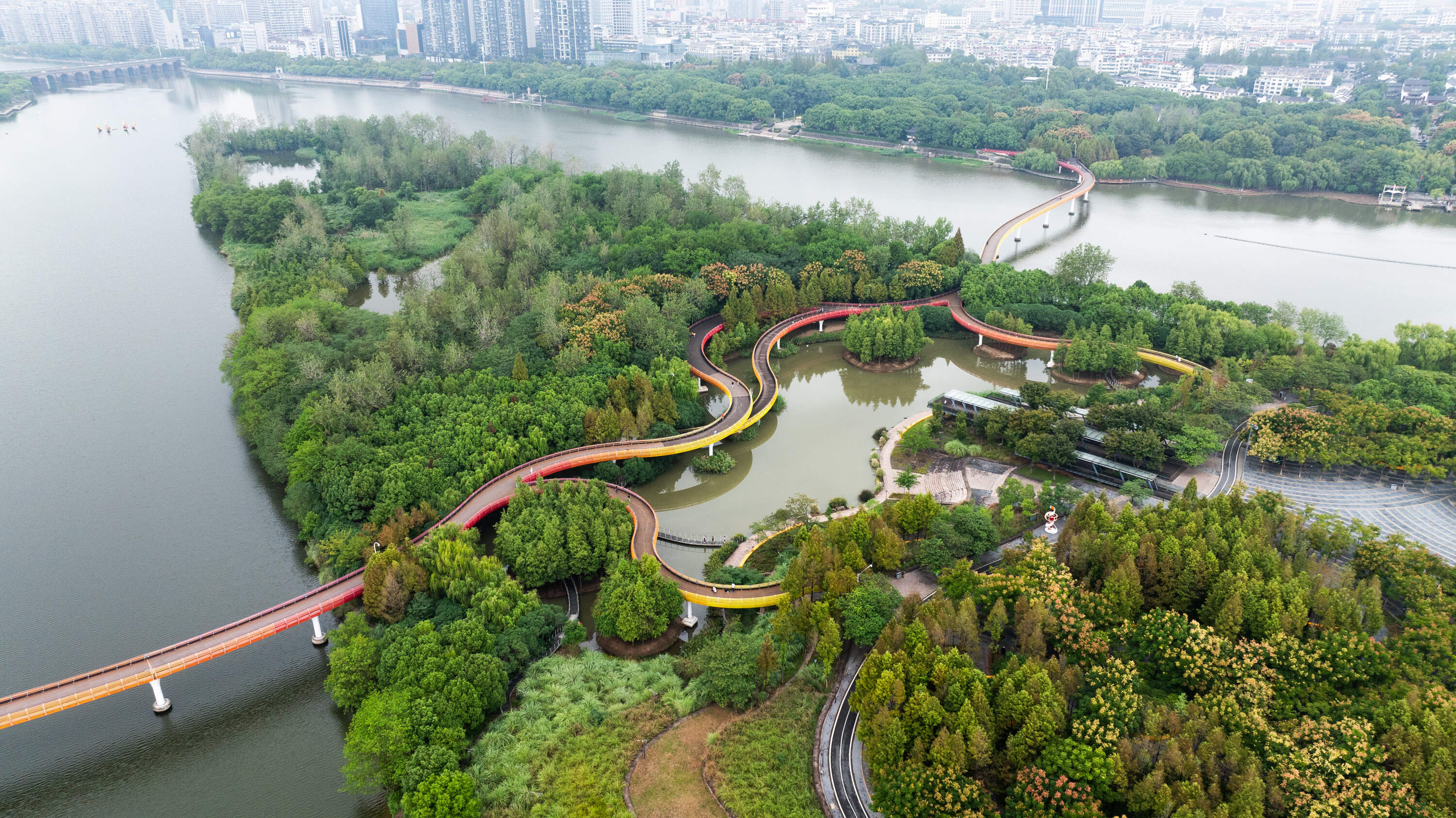 Jinhua Yanweizhou Park in China, featuring a resilient bridge and water-adaptive landscaping.