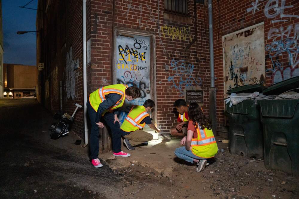 Urban ecologist Jonathan Richardson surveying a rat infestation with students in Richmond, VA. (Courtesy Jamie Betts/University of Richmond)