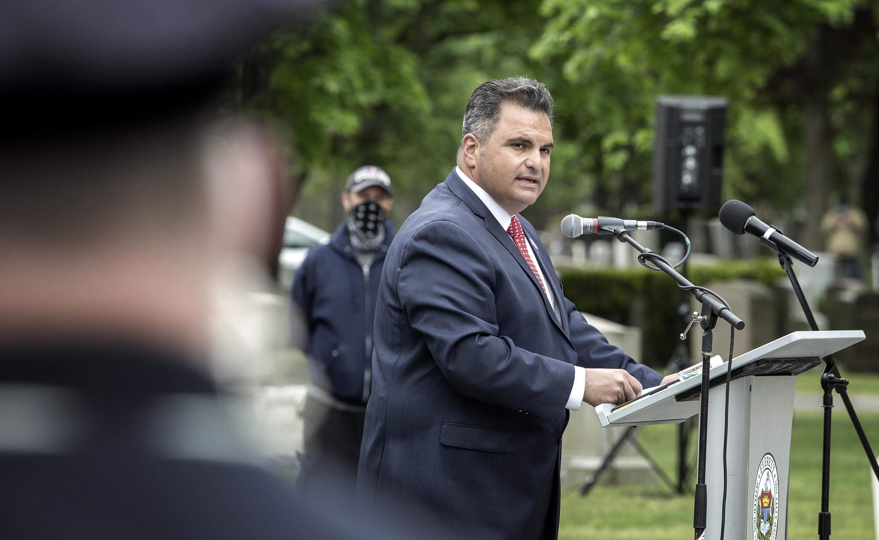 Mayor Carlo DeMaria addresses a gathering in Everett's Glenwood Cemetery on Memorial Day in 2020. (Robin Lubbock/WBUR)