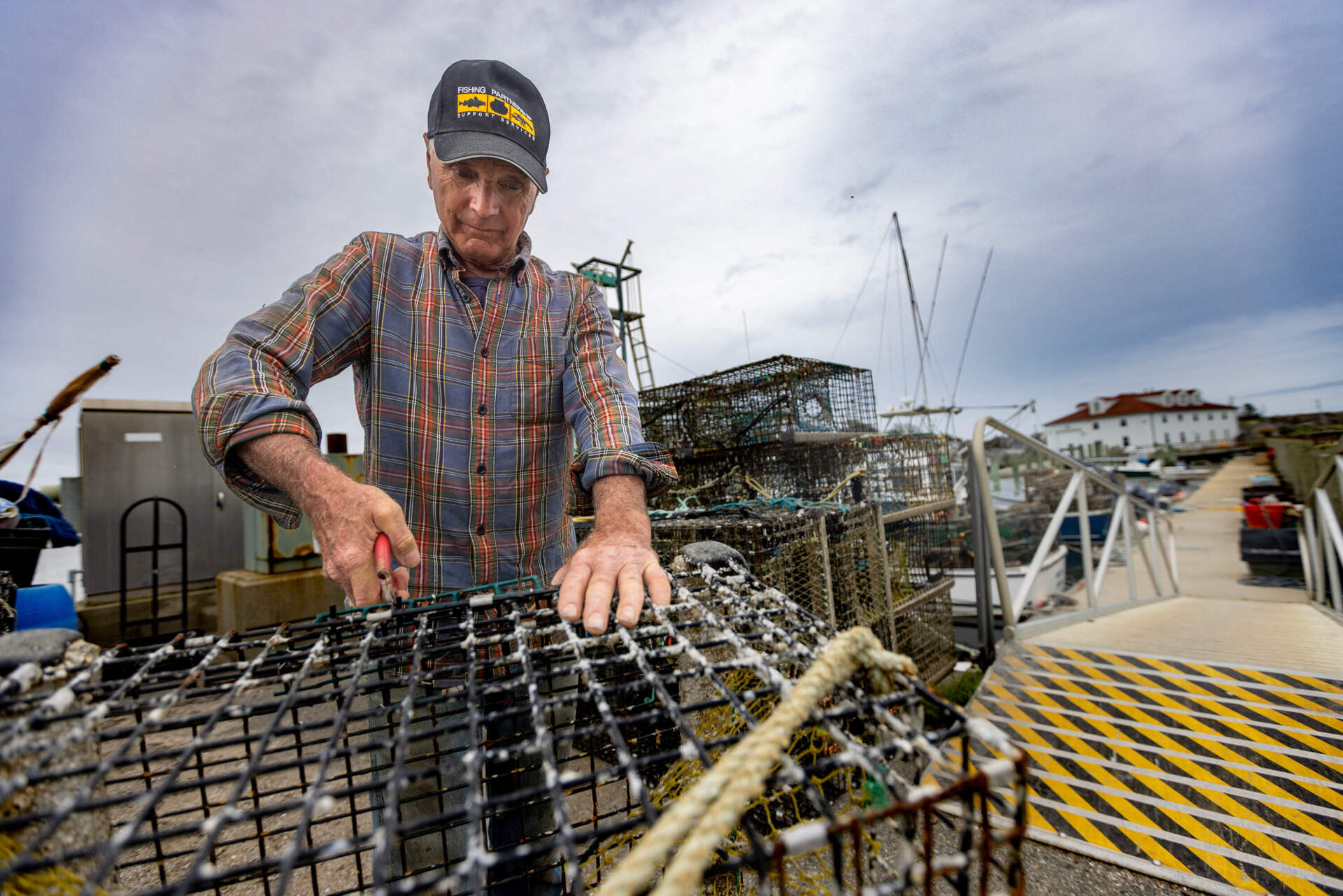 Wayne Icoron Repairs Loobser Traps On Minch in Menk in Marshasha's Vineyard. (Esse costa / wbur)