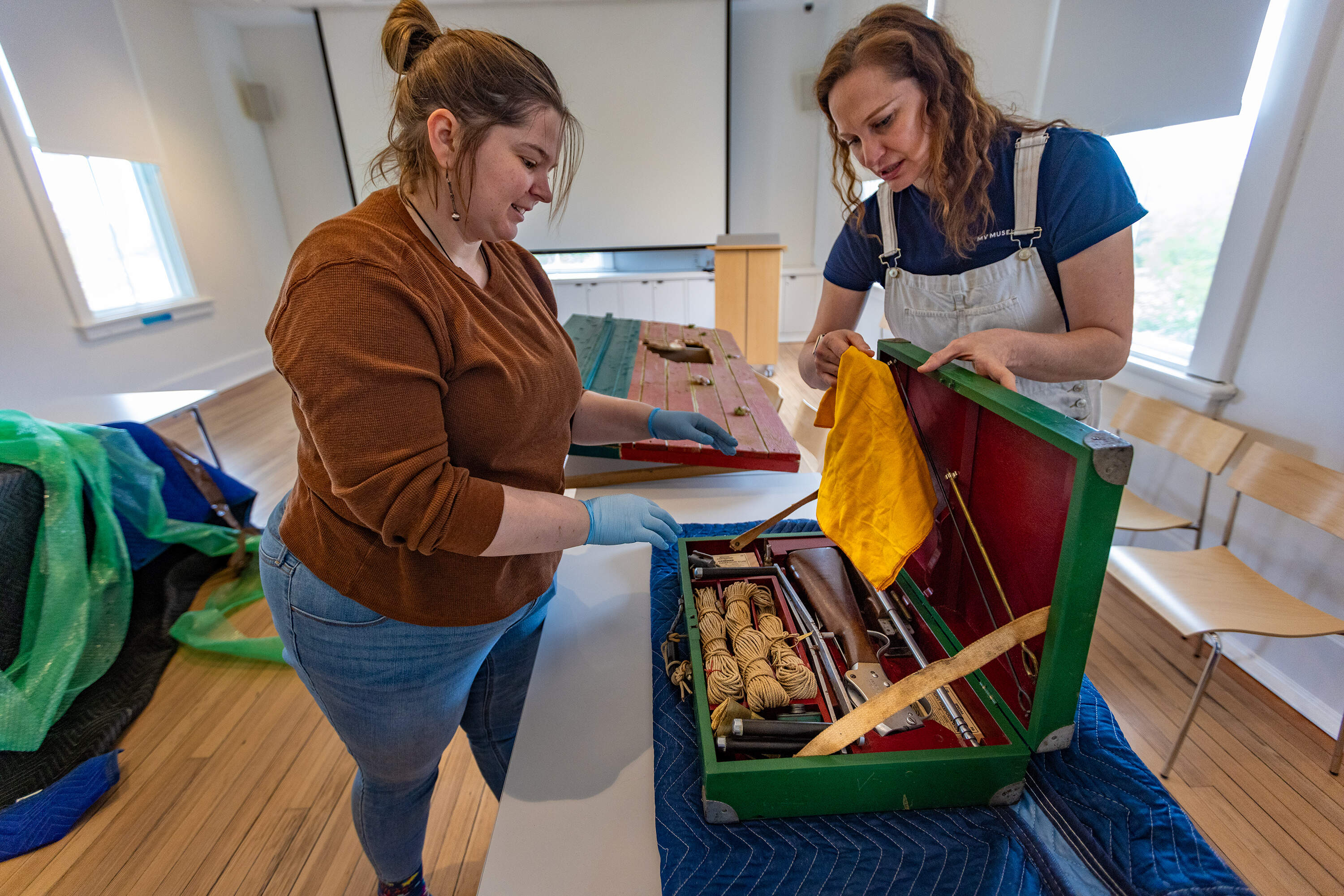 Kate Logue and anna Barber oppen the Case whip-Case Wich HARS A HARPOON Gun Which RSNW WHICH RSNH WITNH A HARPOON GUNH A HARPOON Gun Whiteh RSNW WHICH RSNH WITDH A HARPOON GUNH A HARPOON GUMBLS ARE USED IN THE FILM. (Esse costa / wbur)