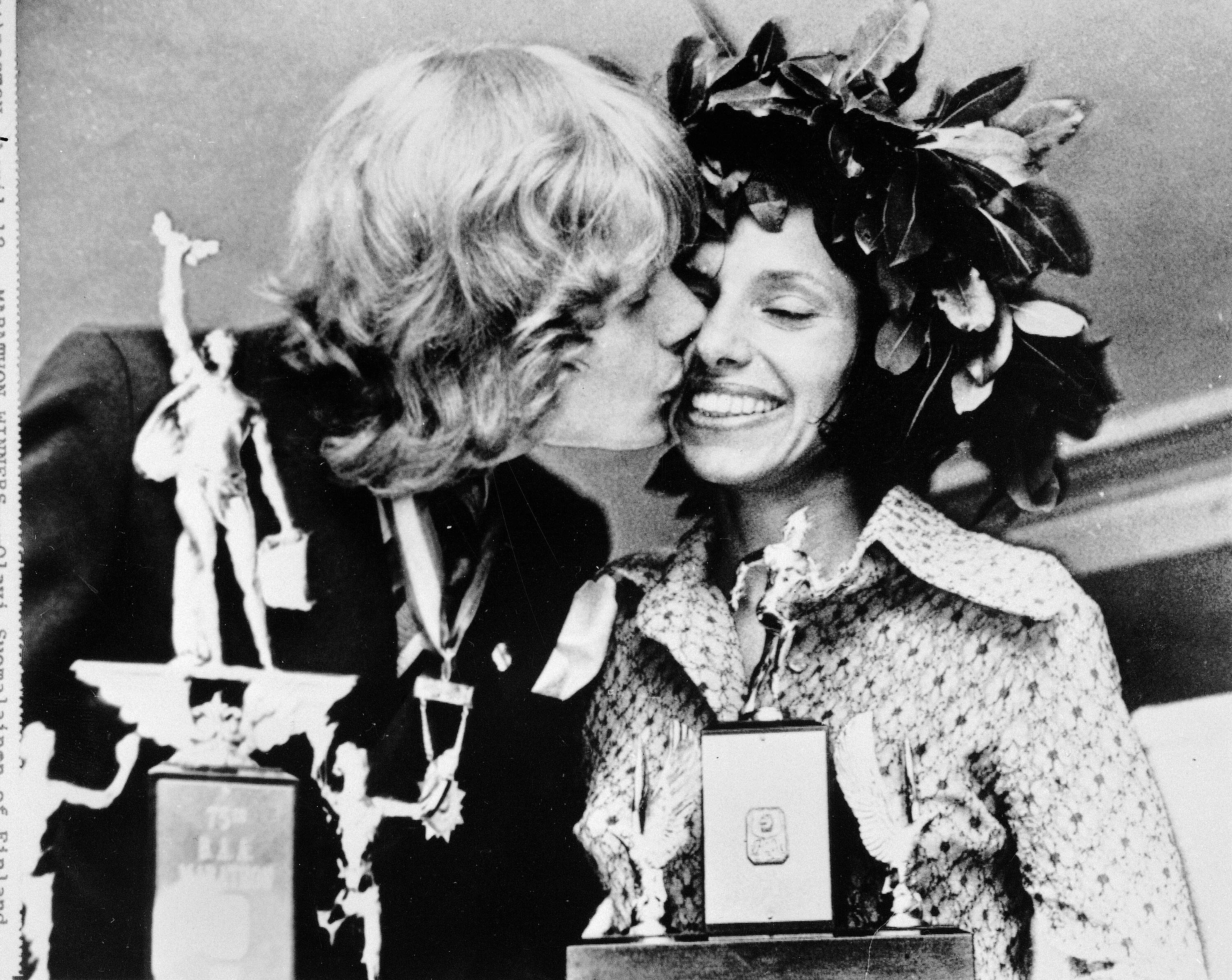 Olavi Suomalainen of Finland, winner of the men's division of the Boston Marathon in 1972, kisses Nina Kuscsik, winner of the women's division. (AP Photo)