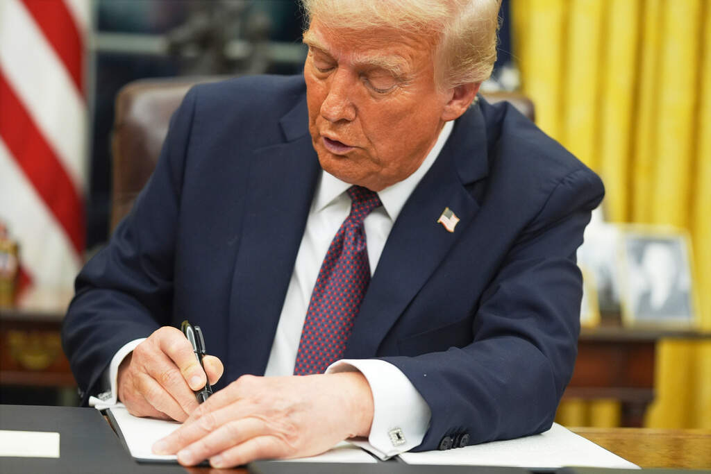 FILE-President Trump signs an executive order in the Oval Office of the White House in Washington, Jan. 20, 2025. (Evan Vucci/AP)